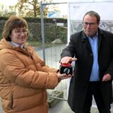 Straßen.NRW-Direktorin Dr. Petra Beckefeld hält den Knopf, mit dem NRW-Verkehrsminister Oliver Krischer die neue, festinstallierte Ampel an der Kreuzung An der Wethmarheide/Dortmunder Straße in Betrieb nimmt.