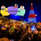 Das Logo „Usermeinung“ ist neben dem erleuchteten Weihnachtsbaum auf dem Weihnachtsmarkt Dortmund 2024 zu sehen.
