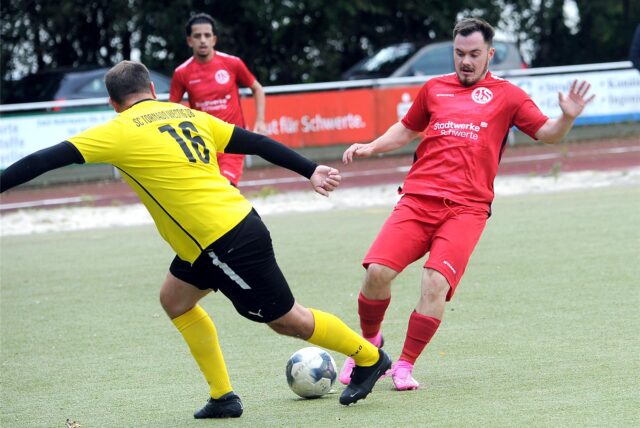 Justin Sawatzki vom  ETuS Schwerte-Ost im Zweikampf mit einem Spieler vom SC Tornado Westig.