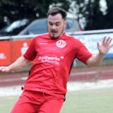 Justin Sawatzki vom  ETuS Schwerte-Ost im Zweikampf mit einem Spieler vom SC Tornado Westig.
