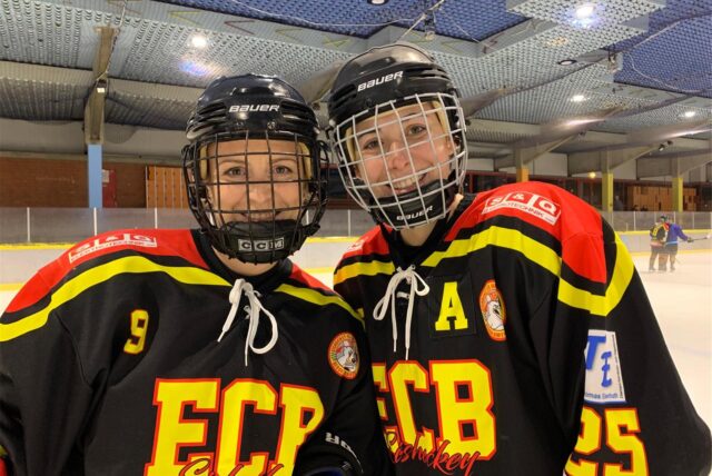 Rebecca Orendorz (r.) in Eishockey-Montur neben Claudia Weltermann.