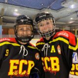 Rebecca Orendorz (r.) in Eishockey-Montur neben Claudia Weltermann.