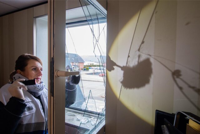 Einbruch in Bönen, eine Polizistin sichert Spuren (Symbol)