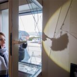 Einbruch in Bönen, eine Polizistin sichert Spuren (Symbol)