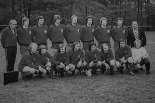 Eine Mannschaft in Schwarz-Weiß.