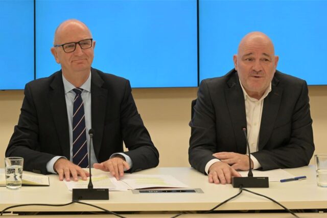 Brandenburgs Ministerpräsident Dietmar Woidke (SPD) und Robert Crumbach, Landesvorsitzenden des BSW Brandenburg (l-r), bei der Landespressekonferenz im Brandenburger Landtagsgebäude. SPD und BSW sind in Brandenburg auf dem Weg zu Koalitionsverhandlungen einen wichtigen Schritt vorangekommen.