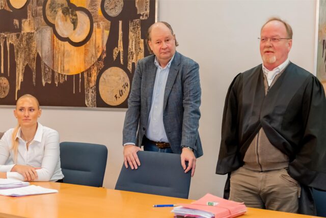 Marko Mecke aus Werne steht mit seinen Anwälten an der Gerichtsbank