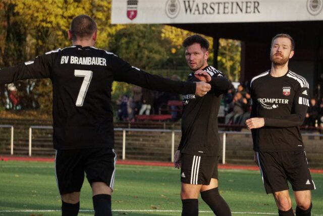 Spieler vom BV Brambauer jubeln.