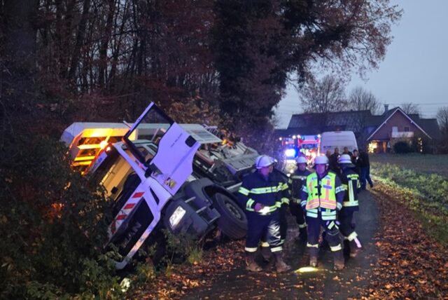 Einsatzkräfte der Feuerwehr bei der Bergung eines Lkws, der in Stockum in einen Graben gefallen war.