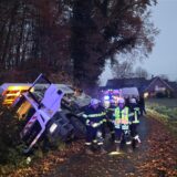 Einsatzkräfte der Feuerwehr bei der Bergung eines Lkws, der in Stockum in einen Graben gefallen war.