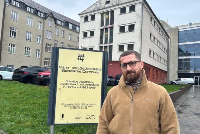Markus Günnewig vor der Mahn- und Gedenkstätte Steinwache in Dortmund.