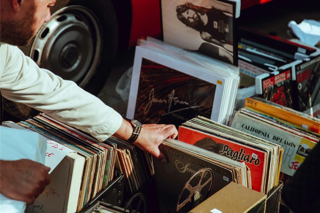 Auf einem Trödelmarkt durchstöbert ein Mann eine Schallplatten-Sammlung. Auf einem Trödelmarkt durchstöbert ein Mann eine Schallplatten-Sammlung.