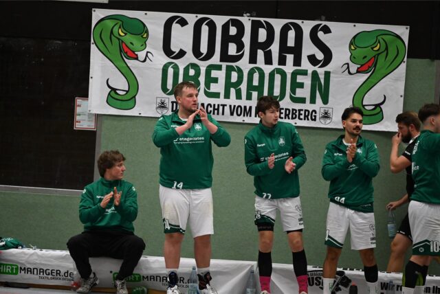 Spieler der Cobras Oberaden bejubeln einen Treffer.