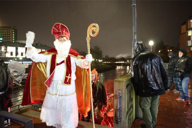 Der Nikolaus und sein Gefolge in Booten auf der Lippe in Lünen