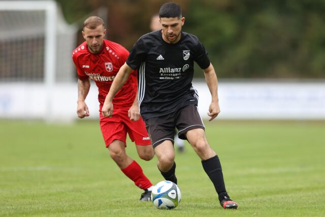 Enes Akyüz von Eintracht Werne läuft mit dem Ball am Fuß über das Spielfeld.