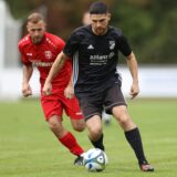 Enes Akyüz von Eintracht Werne läuft mit dem Ball am Fuß über das Spielfeld.
