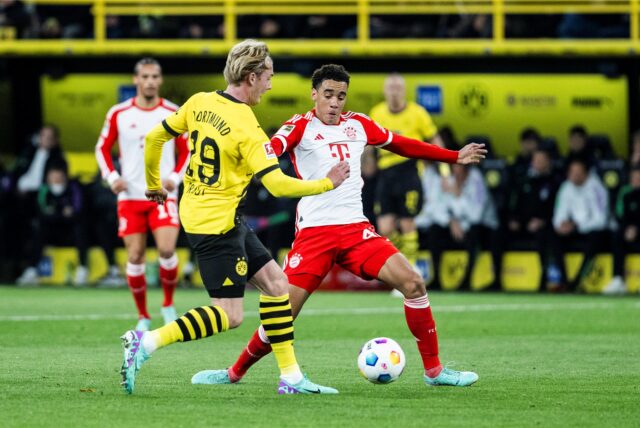 Julian Brandt im Zweikampf mit Jamal Musiala.