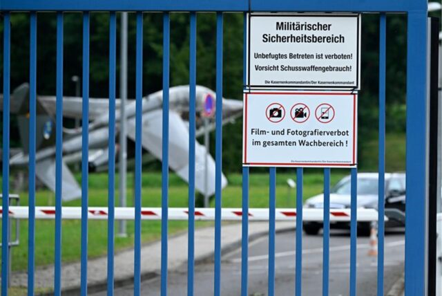 Schilder hängen am Eingang zur Luftwaffenkaserne in Wahn. An der Bundeswehr-Luftwaffenkaserne in Köln-Wahn sind erneut mehrere Löcher im Zaun entdeckt worden.
