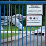 Schilder hängen am Eingang zur Luftwaffenkaserne in Wahn. An der Bundeswehr-Luftwaffenkaserne in Köln-Wahn sind erneut mehrere Löcher im Zaun entdeckt worden.