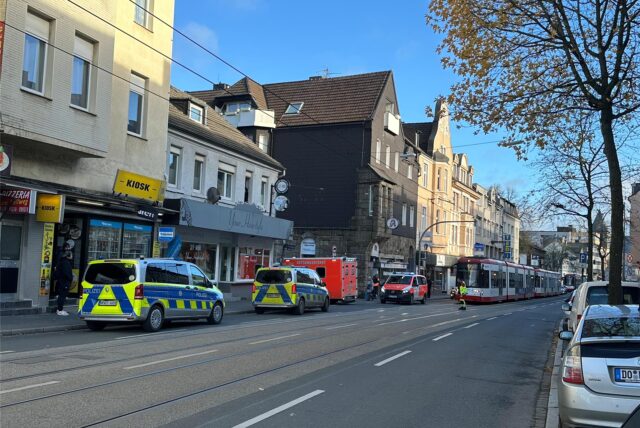 Auf dem Brackeler Hellweg in Dortmund ist es am Donnerstagvormittag (28.11.) zu einem Unfall an einer Stadtbahn-Haltestelle gekommen. Dabei ist eine Frau schwer verletzt worden.