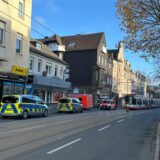 Auf dem Brackeler Hellweg in Dortmund ist es am Donnerstagvormittag (28.11.) zu einem Unfall an einer Stadtbahn-Haltestelle gekommen. Dabei ist eine Frau schwer verletzt worden.