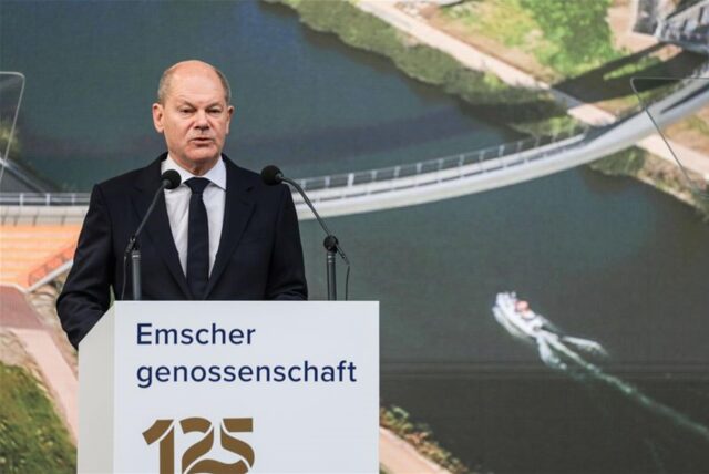 Bundeskanzler Olaf Scholz (SPD) spricht auf einem Festakt anlässlich des Jubiläums der Emschergenossenschaft. Scholz gratulierte dem ersten deutschen Wasserwirtschaftsverband, der Emschergenossenschaft, persönlich zum 125-jährigen Bestehen.