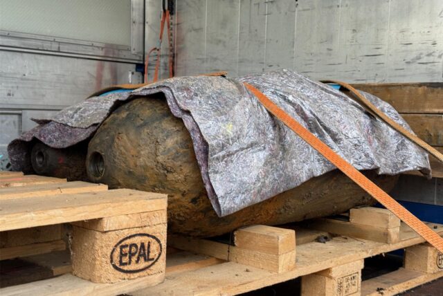 Die Bombe aus dem Westfalenpark in Dortmund beim Transport.