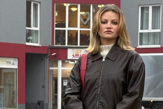 Die Dortmunder Juso-Vorsitzende Michelle Gnatzy steht auf dem Levi-Cohen-Platz in Dortmund-Wickede. Sie zeigt ein entschlossenes Gesicht.