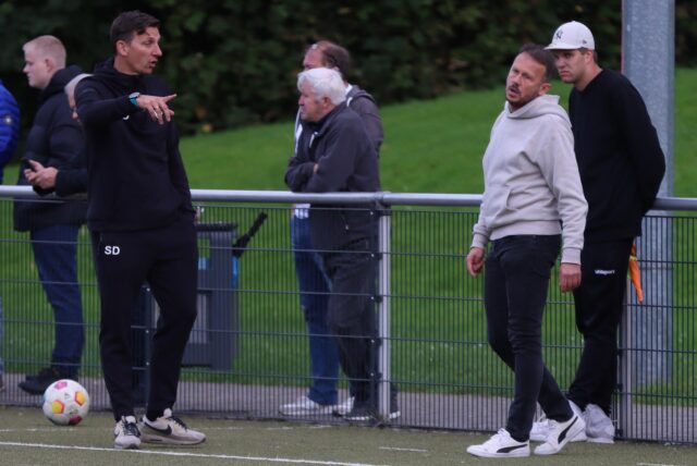 Steven Degelmann (vorne, r.) steht am Seitenrand.