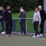 Steven Degelmann (vorne, r.) steht am Seitenrand.