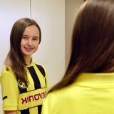 Kiara Santana aus Lütgendortmund steht im BVB-Trikot vor dem Spiegel.