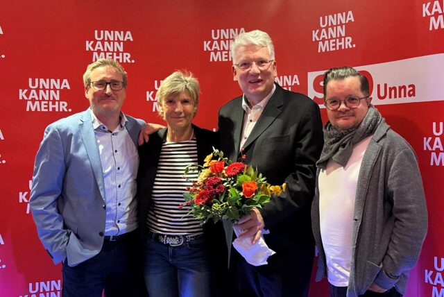 Glückwünsche nahm Hartmut Ganzke (3.v.l.) unter anderem von Parteichef Sebastian Laaser (l.) und dessen Stellvertretern Ilka Essers und Thorsten Kusnierz entgegen. Mit dem Votum der Parteimitglieder ist Ganzke offiziell der Bürgermeisterkandidat der Unnaer SPD.