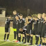 Die Spieler von BV Brambauer und VfR Sölde stehen an der Mittellinie.