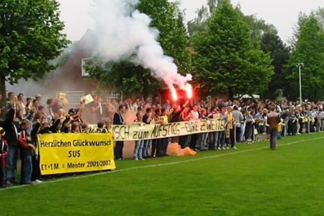 Viele Menschen stehen am Rand des Kerbstadtplatzes.