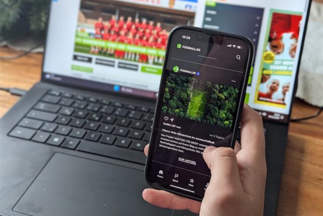 Ein Handy zeigt die neue Fussball.de-App.