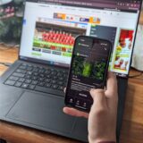 Ein Handy zeigt die neue Fussball.de-App.