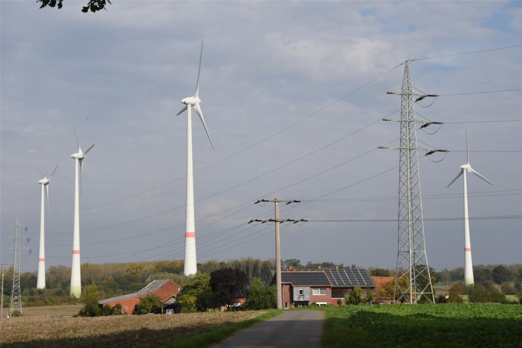 Die vier Windräder an der Lüdinghausener Straße zwischen Selm und Nordkirchen Die vier Windräder an der Lüdinghausener Straße zwischen Selm und Nordkirchen