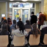 Menschen warten vor dem Bürgerbüro.