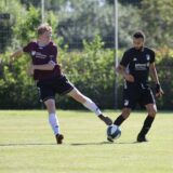 Zwei Spieler kämpfen um einen Ball.