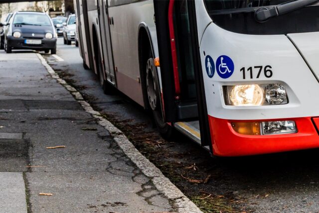 Ein Bus der DSW21 hält an einer Haltestelle.
