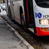 Ein Bus der DSW21 hält an einer Haltestelle.