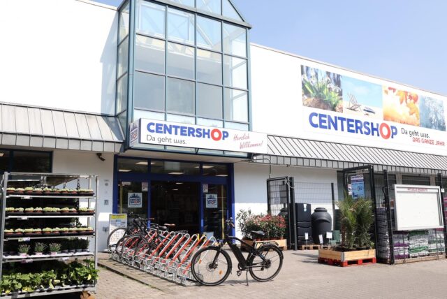 Ein Supermarkt mit einem Fahrradständer.