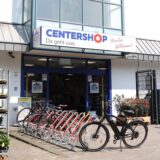 Ein Supermarkt mit einem Fahrradständer.