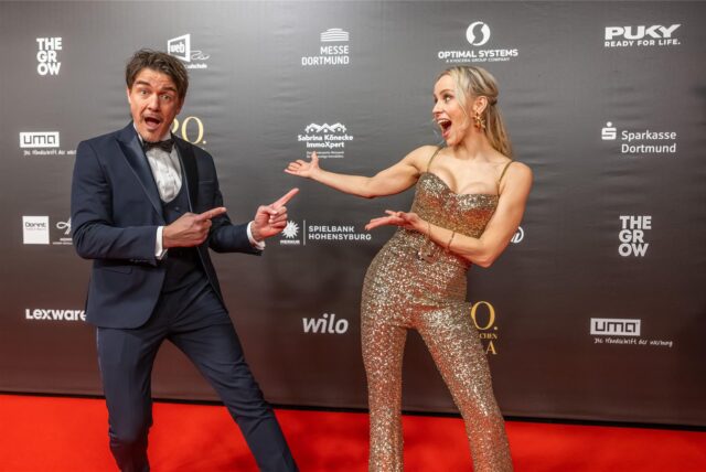 Matze Knop und Nika Krosny-Wosz posieren auf dem roten Teppich bei der Kinderlachen-Gala 2024.