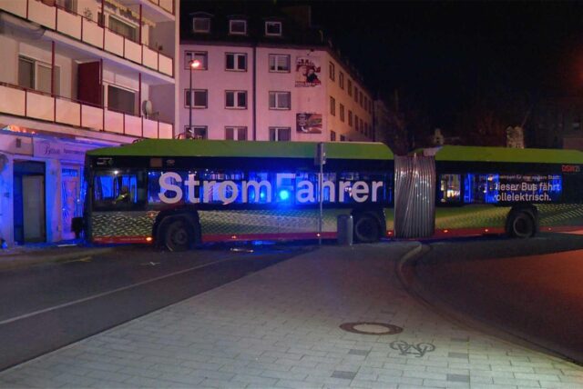 Ein Bus der DSW21 steht vor einer Hauswand in Dortmund-Hörde.