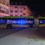 Ein Bus der DSW21 steht vor einer Hauswand in Dortmund-Hörde.