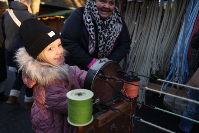 Beim Weihnachtsmarkt an der Freilichtbühne ist für jede Generation etwas dabei.