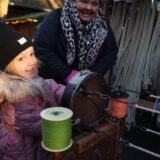Beim Weihnachtsmarkt an der Freilichtbühne ist für jede Generation etwas dabei.