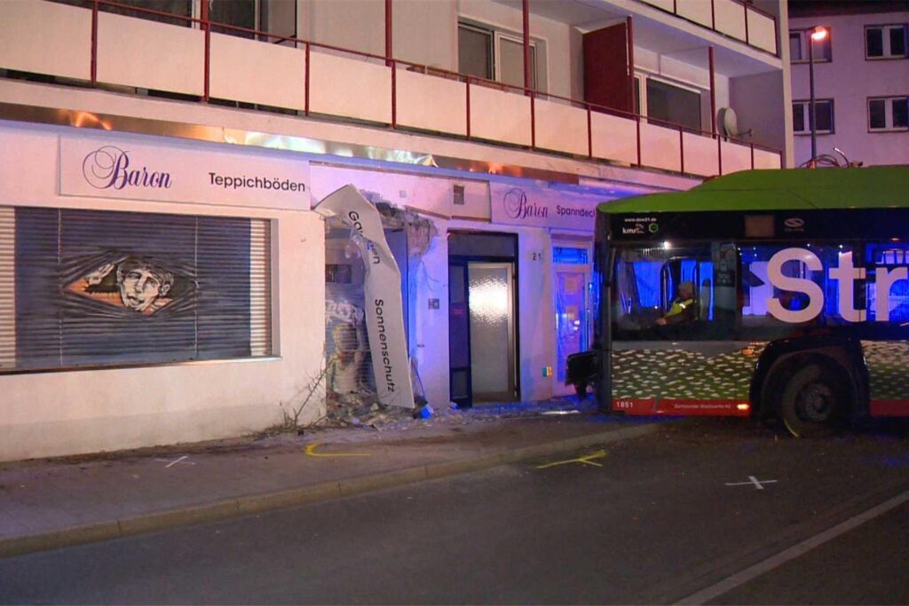Ein Werbeschild hängt nach dem Unfall mit dem Linienbus in Dortmund-Hörde von der Hauswand herab. Ein Werbeschild hängt nach dem Unfall mit dem Linienbus in Dortmund-Hörde von der Hauswand herab.