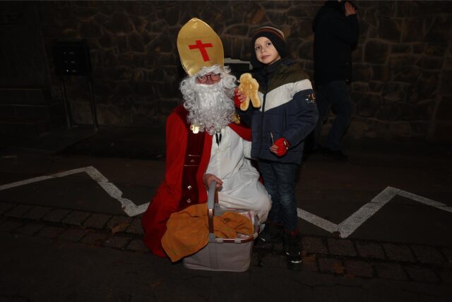 Wenn der Nikolaus kommt, haben die Kinder Spaß. So war es auch auf dem Adventsmarkt in der Selmer Altstadt.